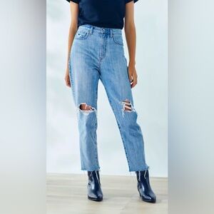 Uniqlo Women High Rise Distressed Jeans - Relaxed Fit - Style Tapered.   Size 28